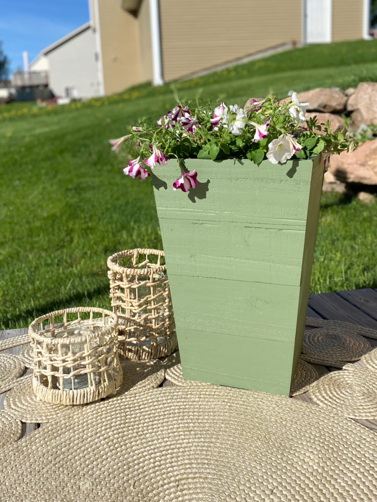 Inexpensive Easy DIY Outdoor Planter